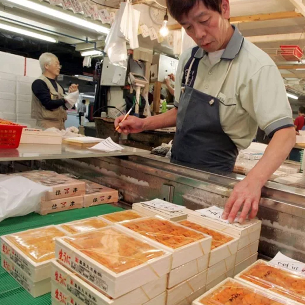 Sad news for Japanese sushi lovers! A large number of sea urchins die, and the price has nearly doubled.