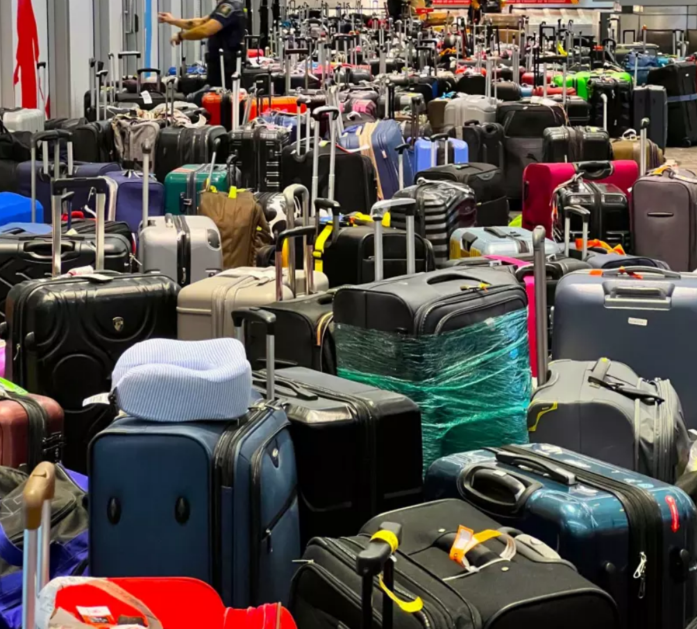 行李堆滿多倫多機場