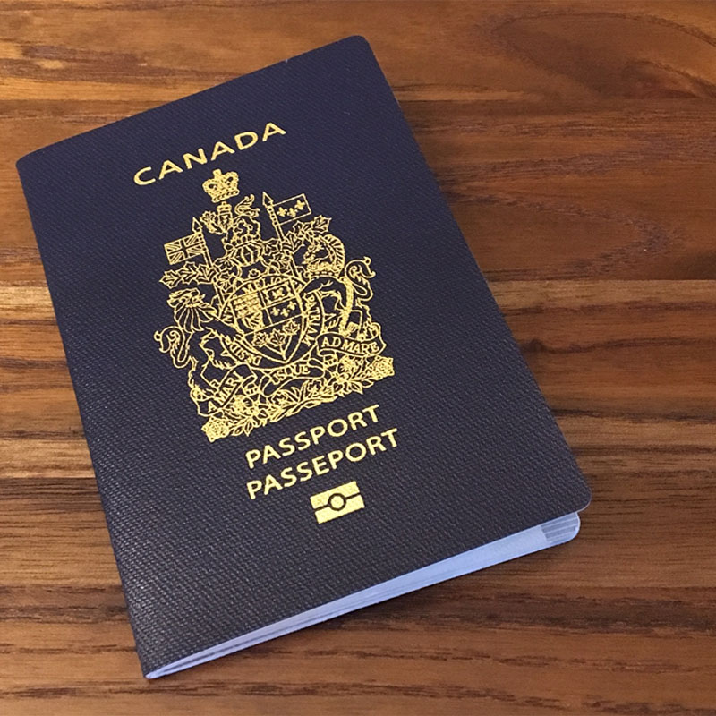 Percentage of permanent residents becoming Canadian citizens in decline