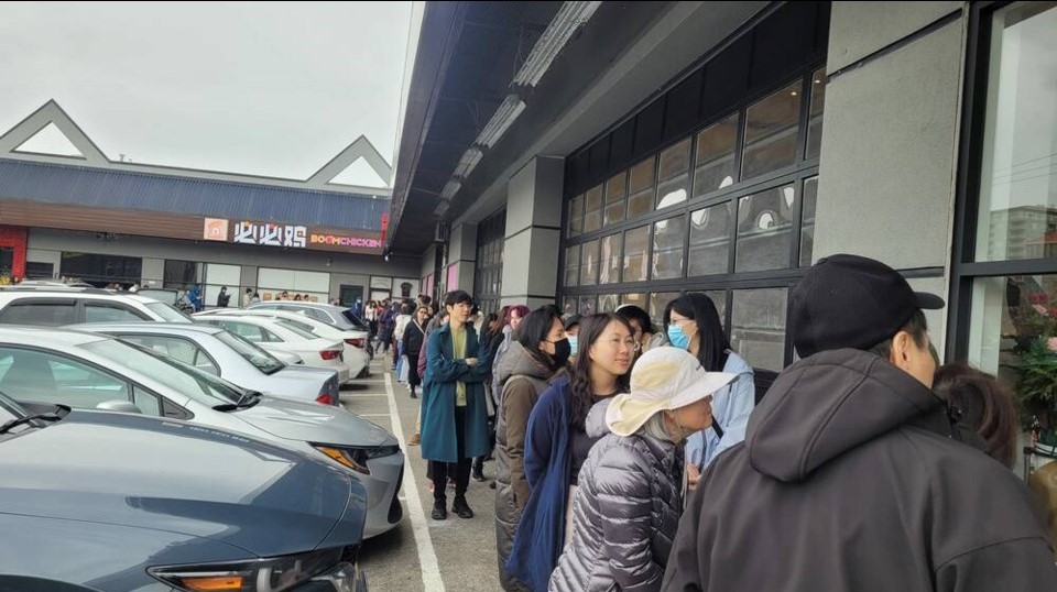 Daan Go Cake Lab opening  in Richmond, Hundreds line up