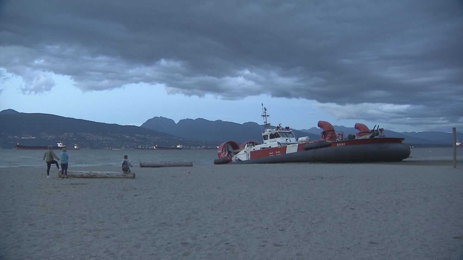 One dead after vessel capsizes near Wreck Beach Monday