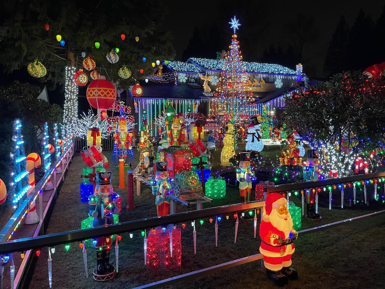 Burnaby’s Popular Christmas Lights Display Just Lit Up Again For a Good Cause