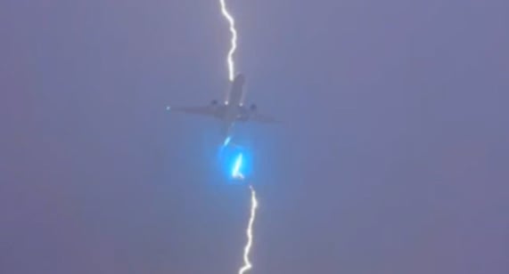 Photo shows plane being hit by lightning after takeoff from YVR