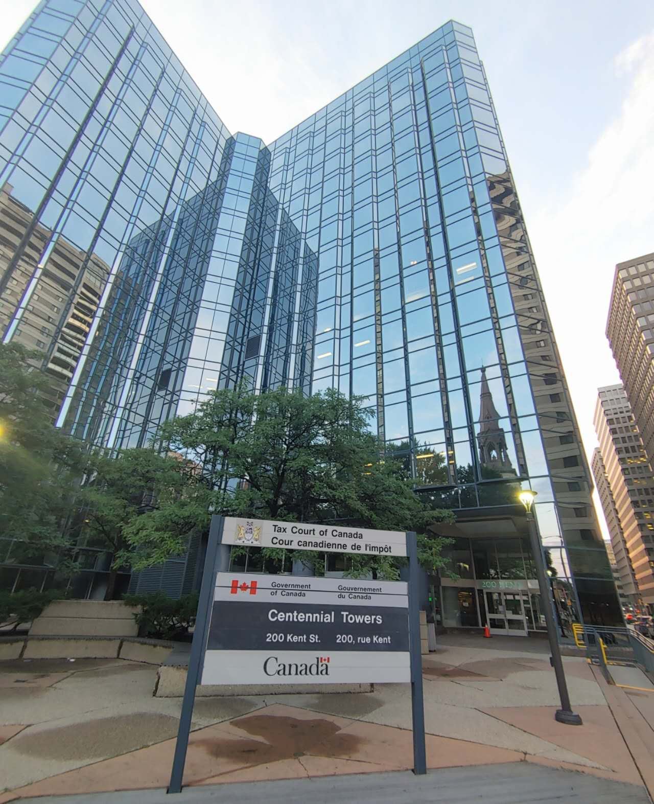 加拿大法官把政府告上法院