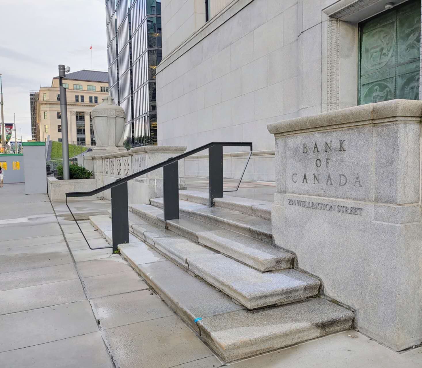 Bank of Canada holds key rate steady but warns future movements unclear