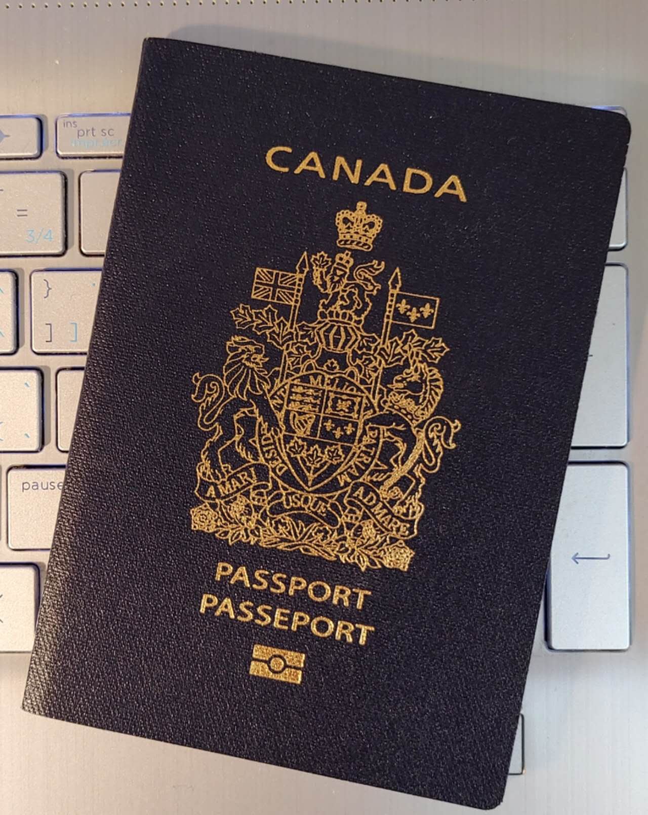 辦加國護照逾30天全退款